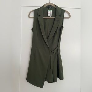 NWT Skort romper, Papaya, size s, dark green